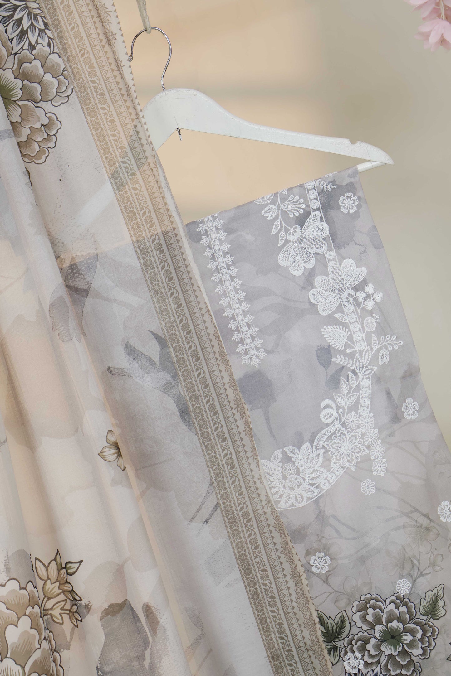 3Piece-Lawn Embroidered Suit V12WR09