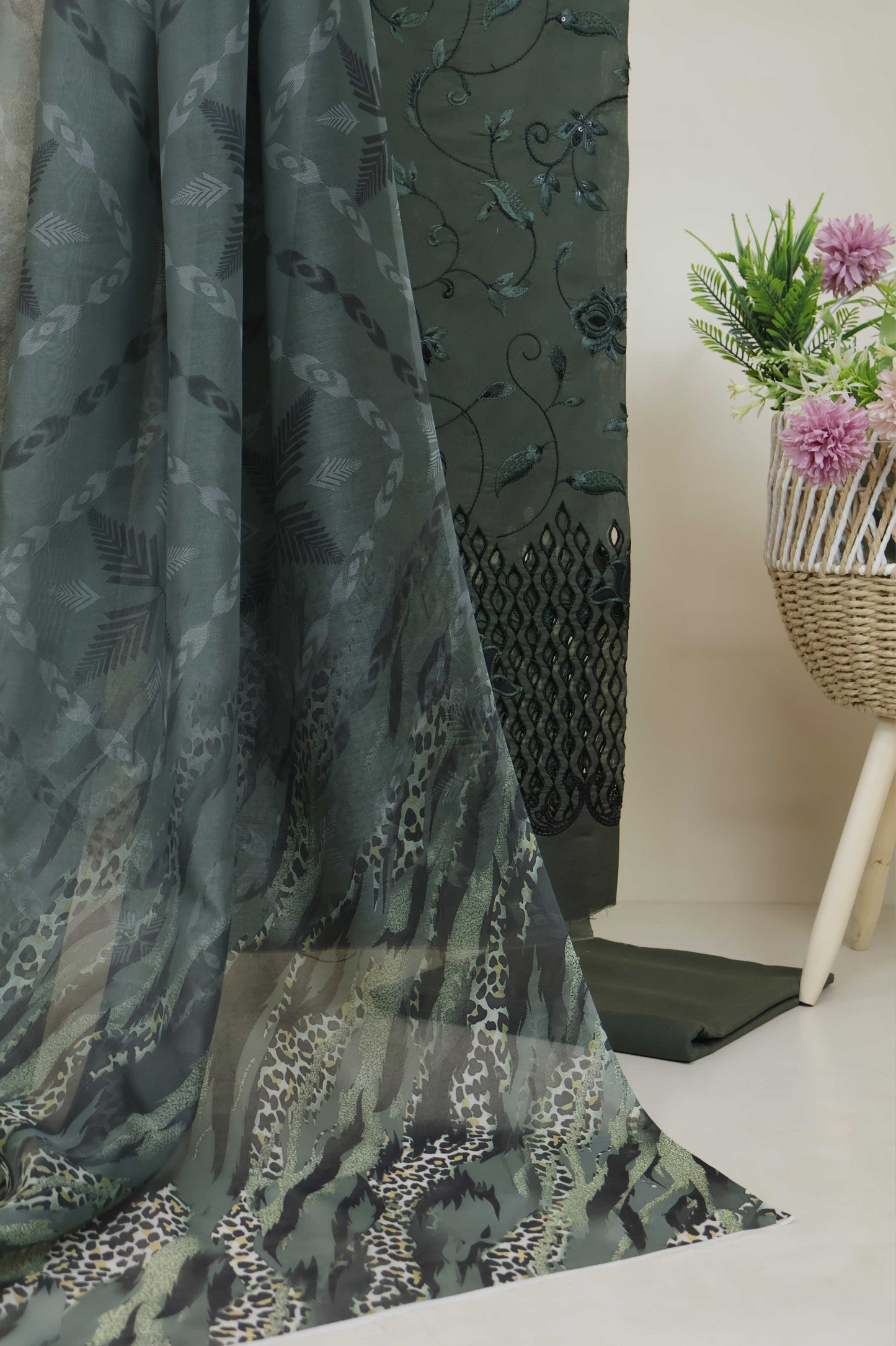 3Piece-Lawn Embroidered Suit V23WR02