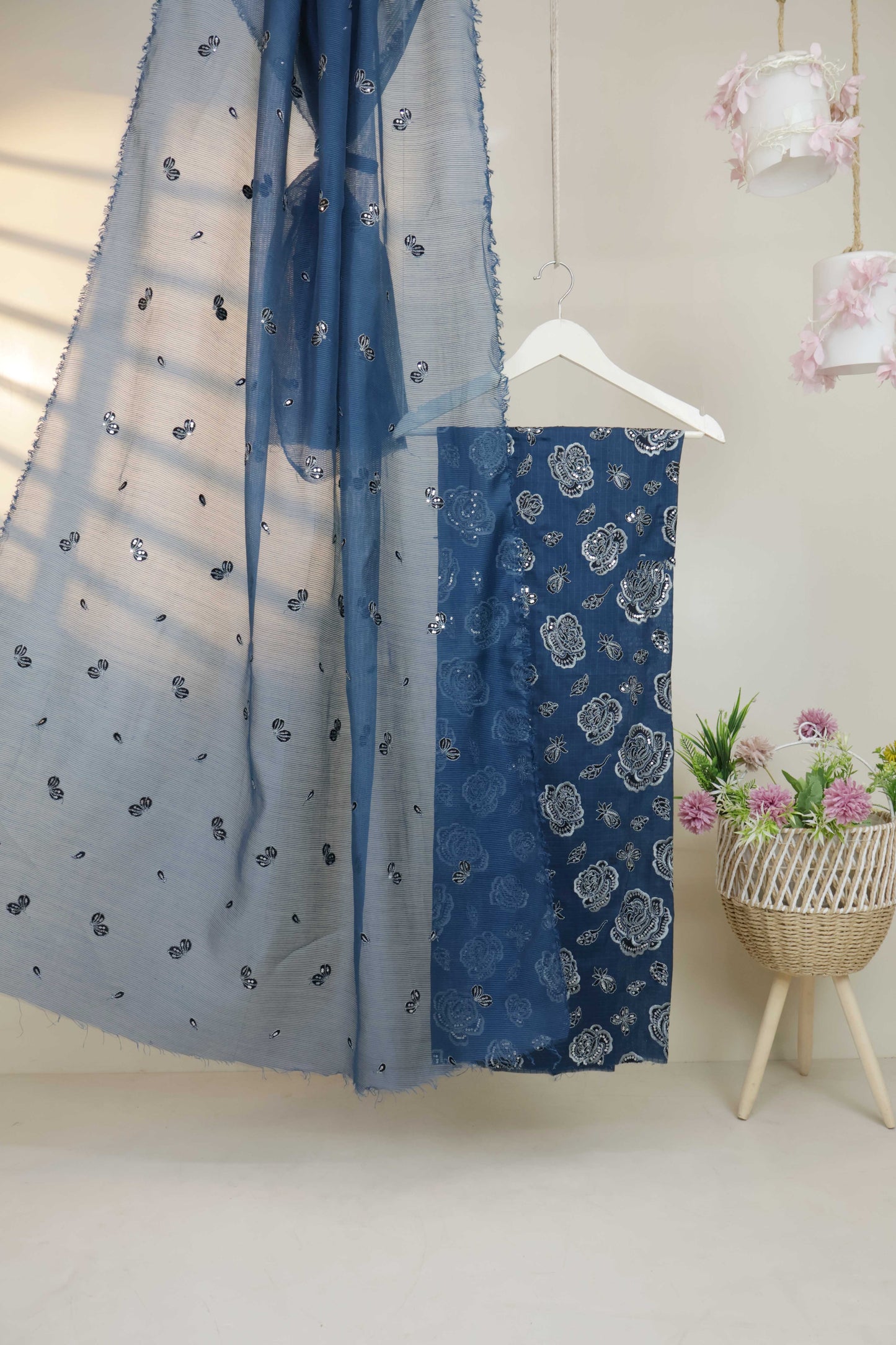 3Piece-Lawn Embroidered Suit V22WR04