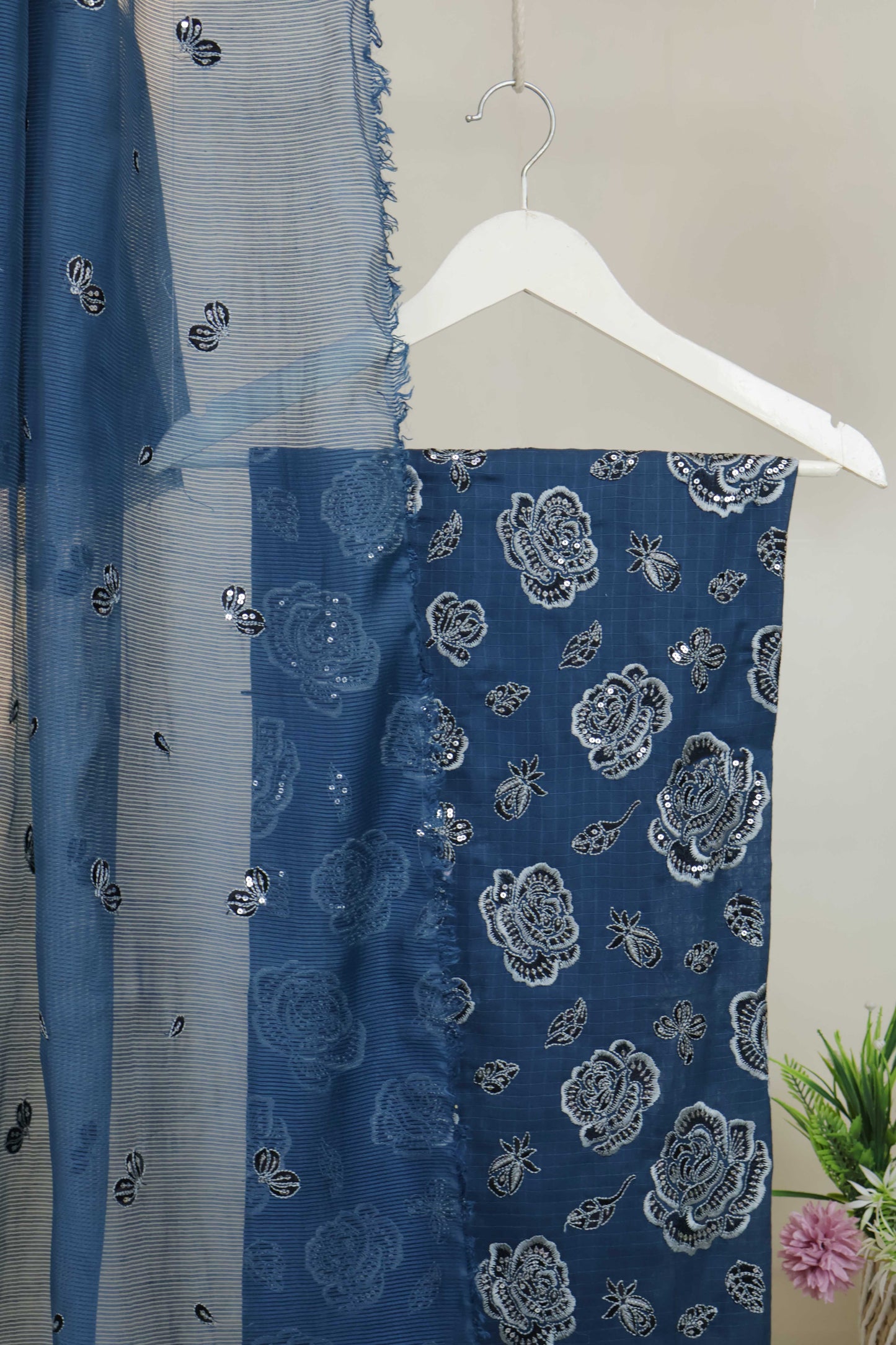 3Piece-Lawn Embroidered Suit V22WR04