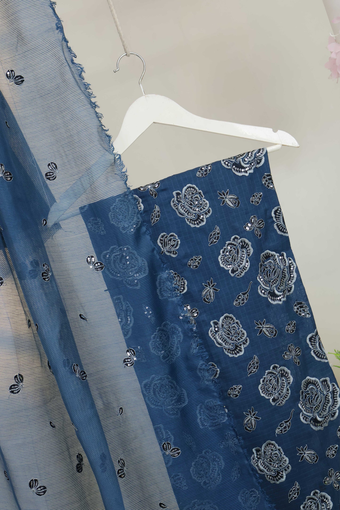 3Piece-Lawn Embroidered Suit V22WR04