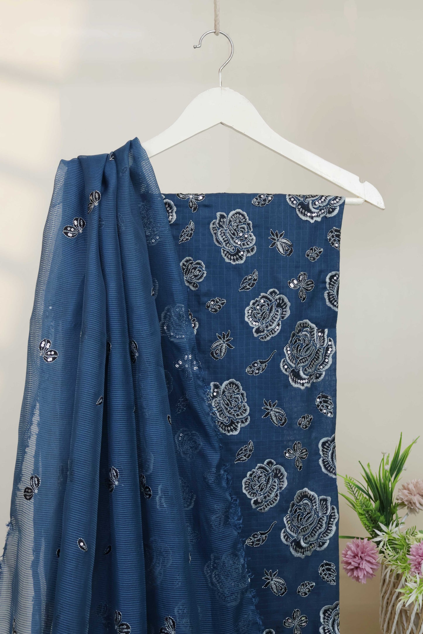 3Piece-Lawn Embroidered Suit V22WR04