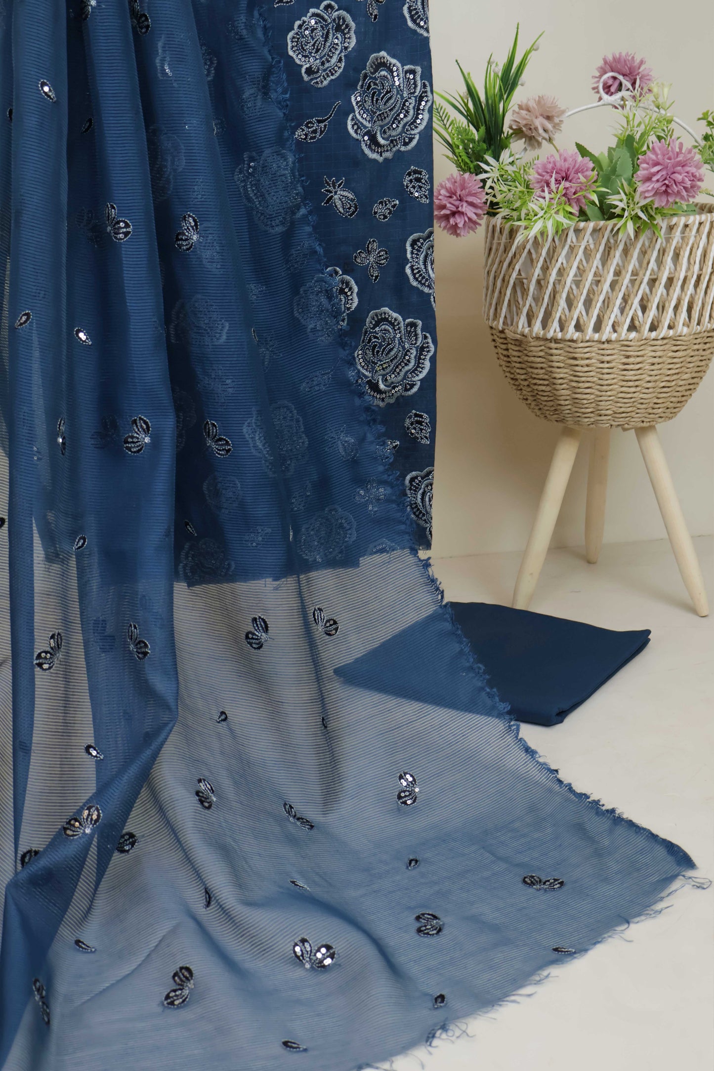 3Piece-Lawn Embroidered Suit V22WR04