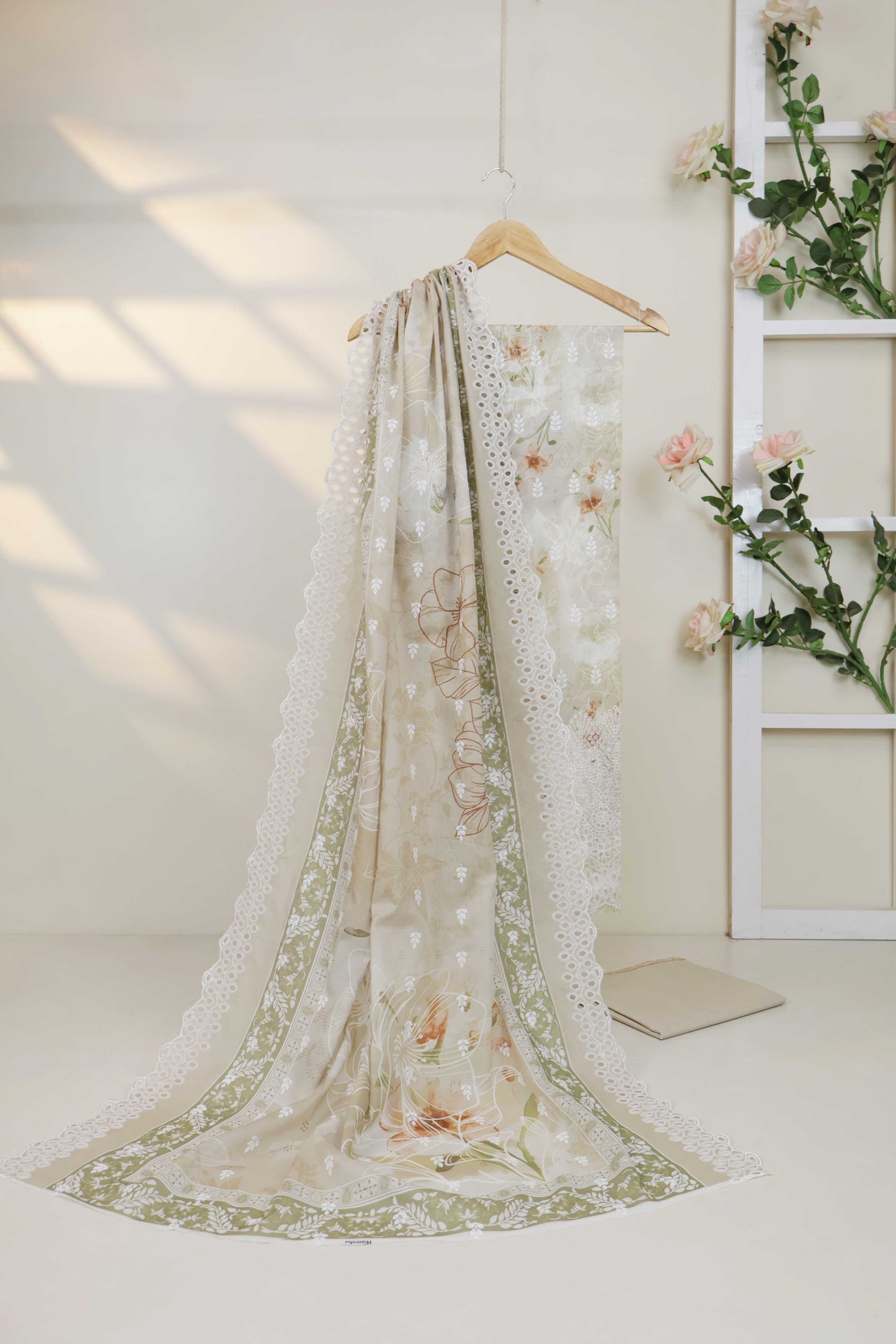 3Piece-Lawn Embroidered Suit V32WR10