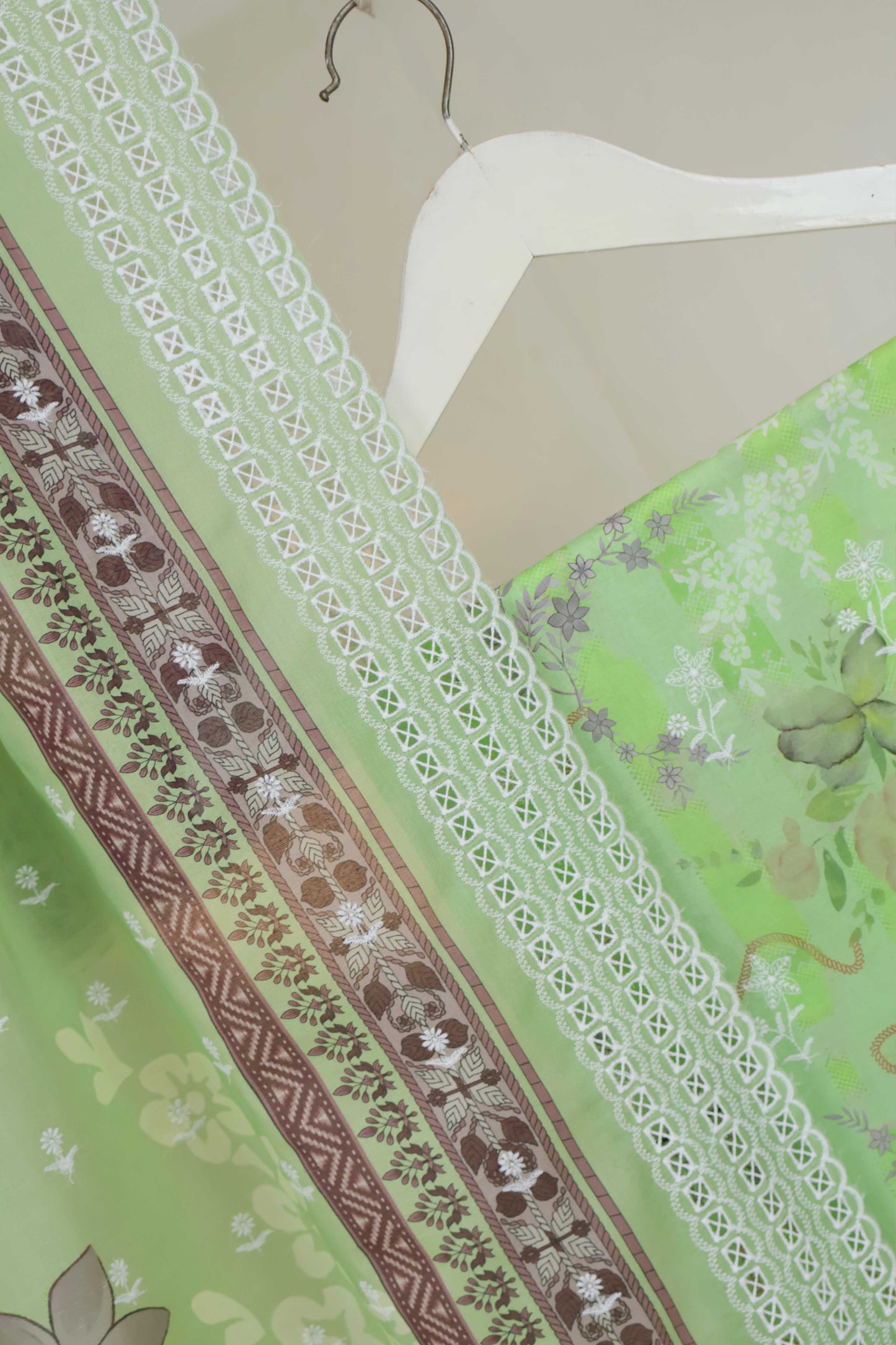 3Piece-Lawn Embroidered Suit V32WR06