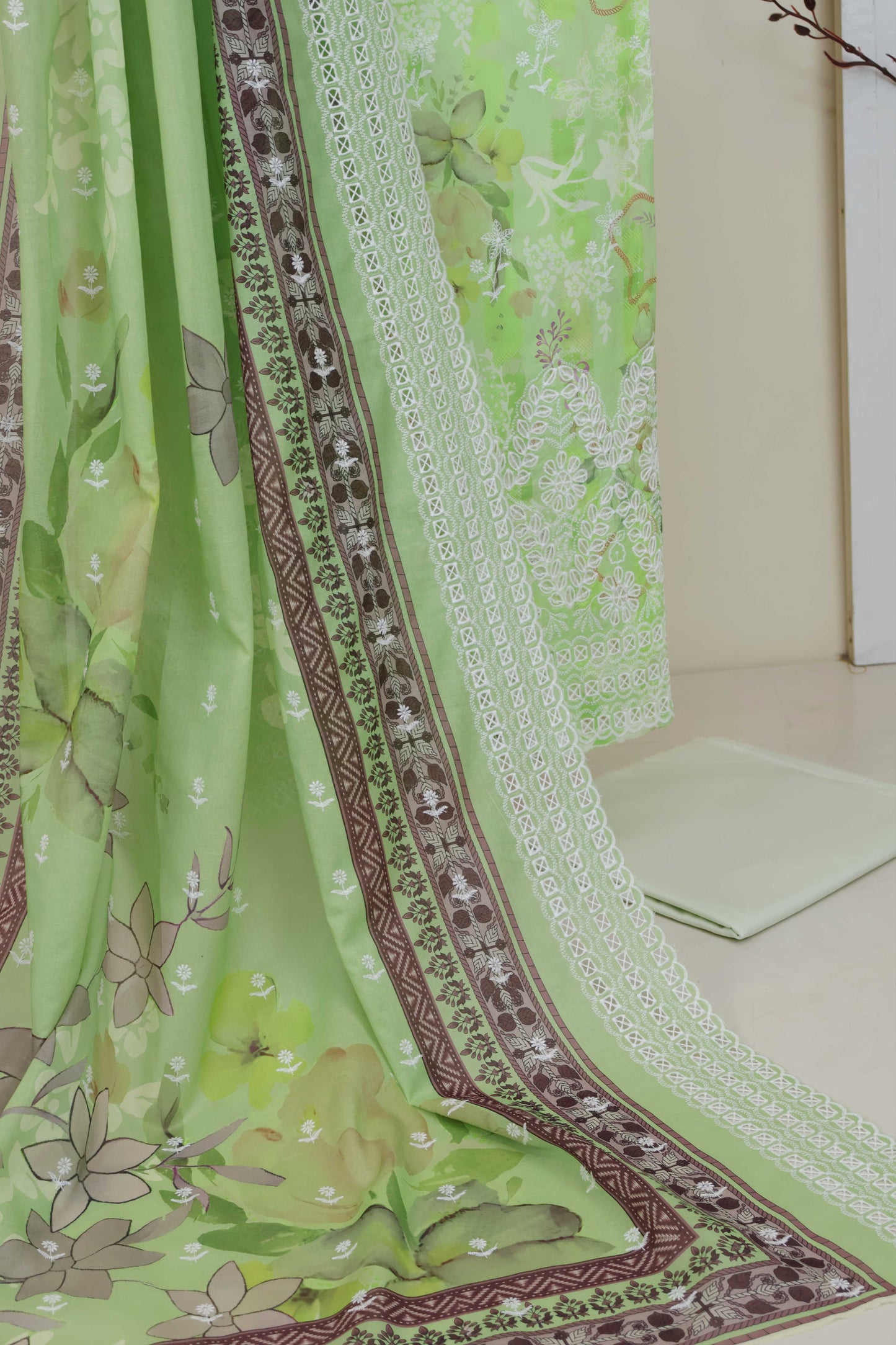 3Piece-Lawn Embroidered Suit V32WR06