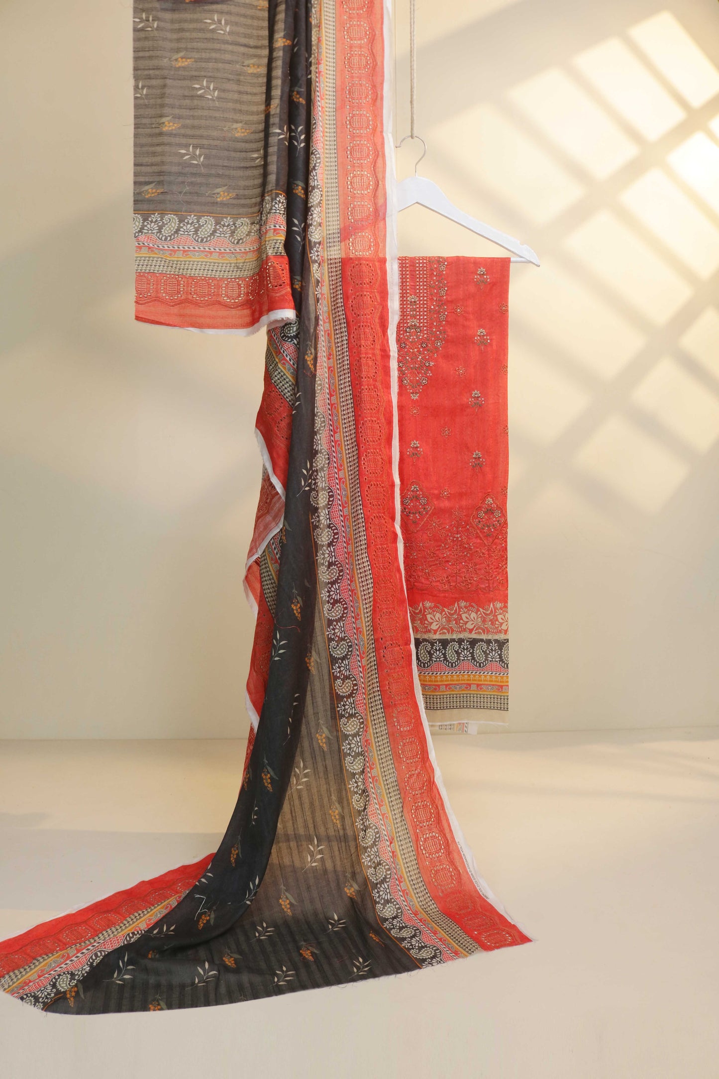 Luxury Lawn Embroidered Suit H25SLEMB04